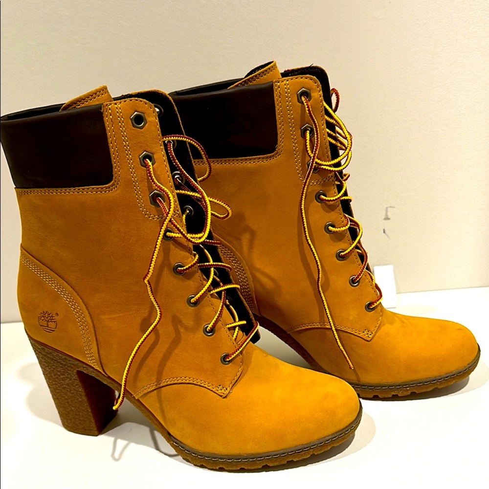Never worn heeled Timberland boot